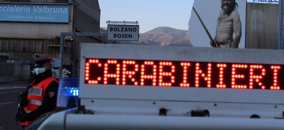 Ruba dei superalcolici al supermercato e tenta di aggredire la cassiera per scappare